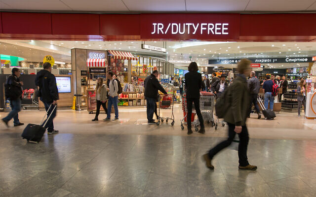 Des voyageurs passent devant le magasin duty free à l'aéroport international Ben-Gurion, le 4 mars 2016. (Noam Revkin Fenton/FLASH90) Des voyageurs passent devant le magasin duty free à l'aéroport international Ben-Gurion, le 4 mars 2016. (Noam Revkin Fenton/FLASH90)