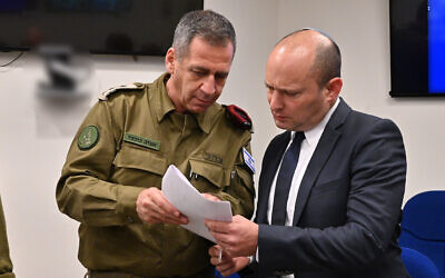 Le ministre de la Défense Naftali Bennett (à droite) rencontre le chef d’État-major de l’armée, Aviv Kohavi, le 13 novembre 2019. (Crédit : Ariel Hermoni / ministère de la Défense)