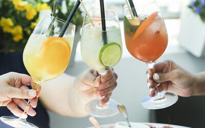 Un toast avec des cocktails (Mariha-kitchen; iStock par Getty Images) Un toast avec des cocktails (Mariha-kitchen; iStock par Getty Images)