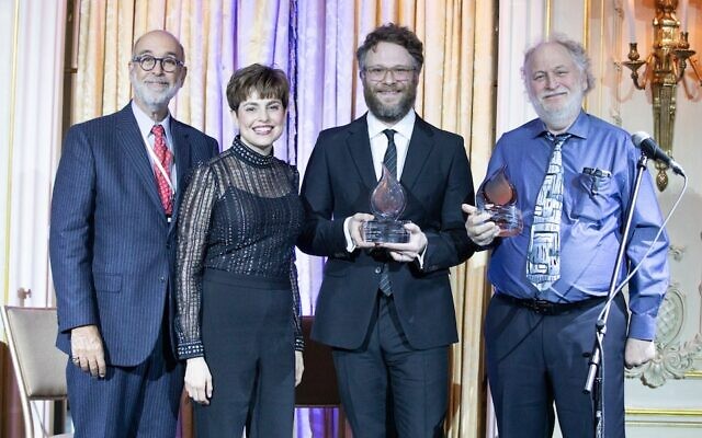 En partant de gauche : Rich Rumelt, le président du comité de The Workers Circle; Ann Toback, la directrice exécutive du groupe; Seth Rogen; et Mark Rogen à la cérémonie de l'organisation dans la Ville de New York, le 2 décembre 2019. (Mark Stephen Kornbluth via JTA)