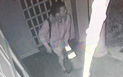L'image d'un homme recherché par la police pour un crime de haine présumé au sein de la synagogue Nessah, à Beverly Hills, le 14 décembre 2019 (Crédit : Département de la police de Beverly Hills)