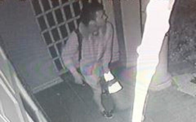L'image d'un homme recherché par la police pour un crime de haine présumé au sein de la synagogue Nessah, à Beverly Hills, le 14 décembre 2019 (Crédit : Département de la police de Beverly Hills) L'image d'un homme recherché par la police pour un crime de haine présumé au sein de la synagogue Nessah, à Beverly Hills, le 14 décembre 2019 (Crédit : Département de la police de Beverly Hills)