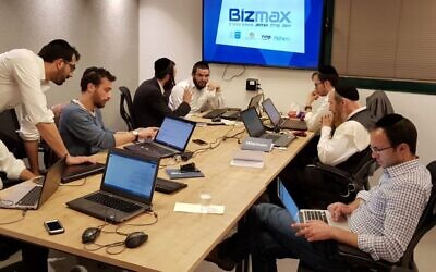 Dans cet accélérateur co-créé par la fondation Kemach et l'Agence de développement de Jérusalem, les hommes ultra-orthodoxes sont accompagnés dans leur insertion professionnelle. (Crédit : BIZMAX)