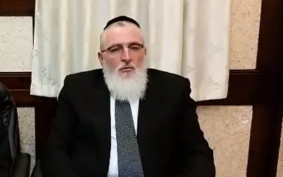 Le rabbin de la compagnie aérienne El Al Airlines, Yohanan Hayut (Capture écran/YouTube)