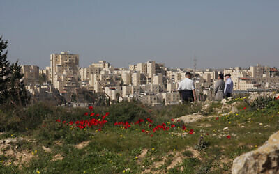 Le parc Duchifat dédié à la mémoire d'anciens soldats israéliens, dans le quartier de Pisgat Zeev à Jérusalem. (Crédit : Shmuel Bar-Am)