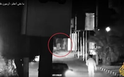 Une image extraite d'un documentaire d'Al-Jazeera diffusé en décembre 2019, détaillant un raid des renseignements israéliens dans la bande de Gaza l'année précédente (Capture d'écran : YouTube) Une image extraite d'un documentaire d'Al-Jazeera diffusé en décembre 2019, détaillant un raid des renseignements israéliens dans la bande de Gaza l'année précédente (Capture d'écran : YouTube)
