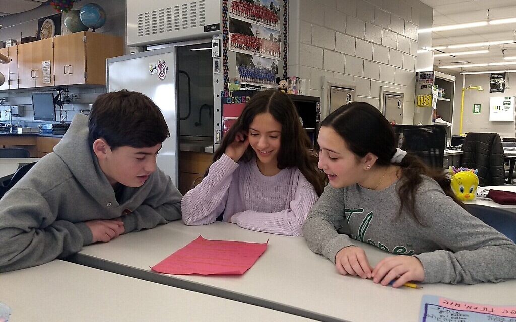 Des élèves du collège Alan B. Shepard à Deerfield, Illinois, rédigent un scénario en cours d'hébreu, le  13 décembre 2019. (Crédit :Ben Sales/JTA)