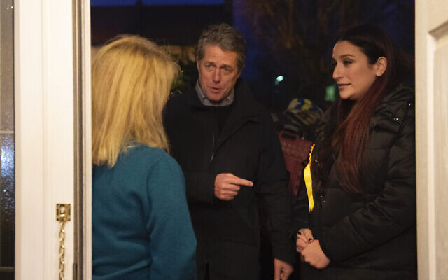 La candidate libérale-démocrate pour les circonscriptions électorales britanniques de Finchley et Golders Green, Luciana Berger et Hugh Grant, à ses côtés, en campagne pour la politicienne en vue des élections générales. (Crédit : Mirzoeff/PA Images via Getty Images)