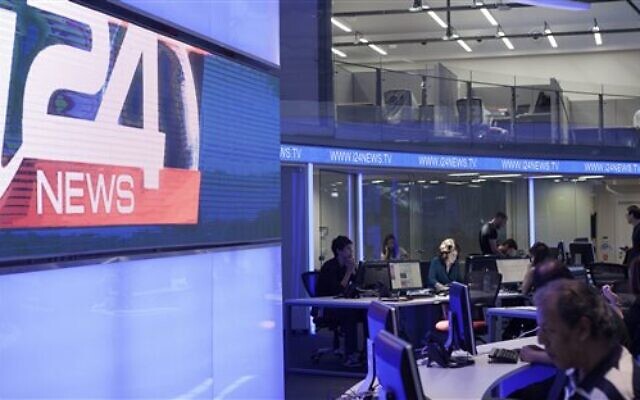 Des journalistes travaillent dans un studio de la chaîne i24news à Tel Aviv, en Israël, le 28 juillet 2013 (Crédit : AP Photo/Dan Balilty)