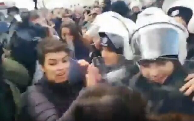 La police turque se heurte à des manifestantes à Istanbul après qu'elles ont chanté un hymne anti-viol que la police juge répréhensible, le 8 décembre 2019 (Capture d'écran Twitter) La police turque se heurte à des manifestantes à Istanbul après qu'elles ont chanté un hymne anti-viol que la police juge répréhensible, le 8 décembre 2019 (Capture d'écran Twitter)