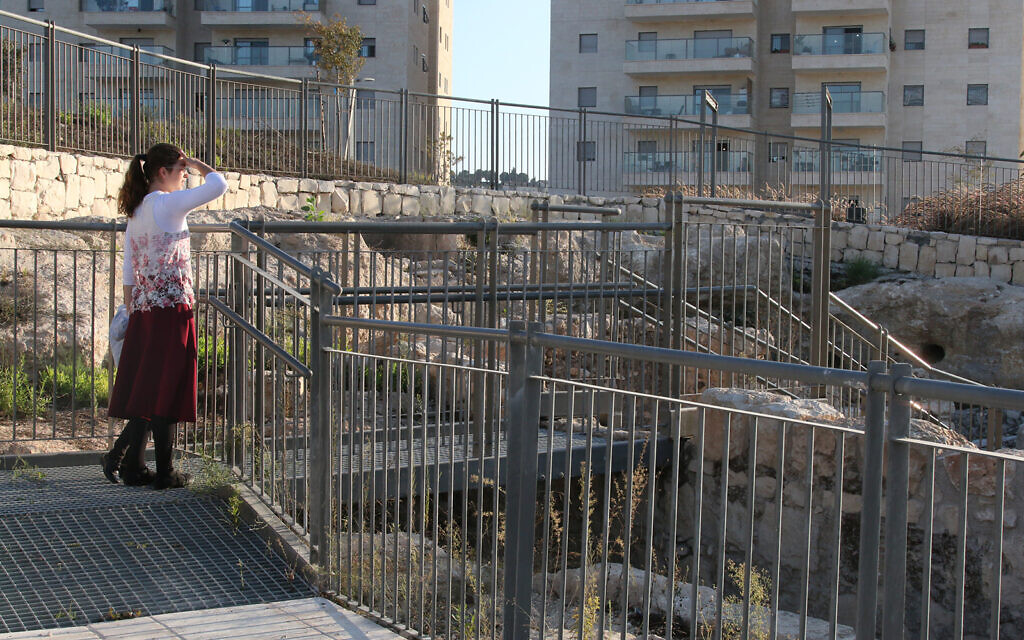 L'entrée d'un site archéologique dans le quartier de Pisgat Zeev à Jérusalem. Ce quartier en plein développement est ponctué de petits sites remontant à plus de 1 500 ans. (Crédit : Shmuel Bar-Am)