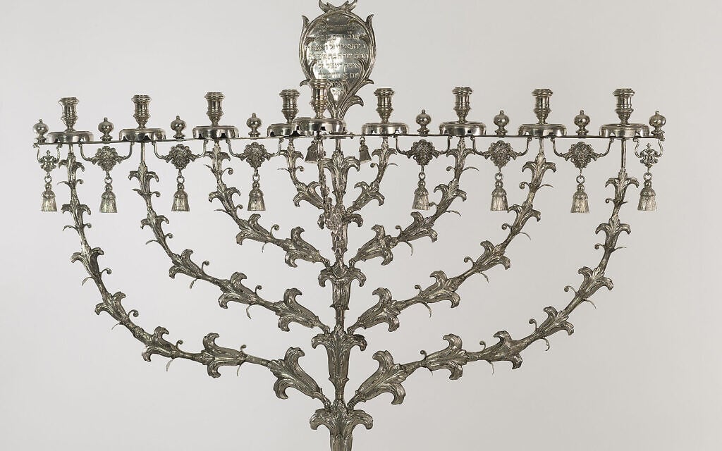 La Rintel Menorah exposée au Musée historique juif d'Amsterdam, aux Pays-Bas. (Crédit : Jewish Cultural Quarter/JCK via JTA) La Rintel Menorah exposée au Musée historique juif d'Amsterdam, aux Pays-Bas. (Crédit : Jewish Cultural Quarter/JCK via JTA)