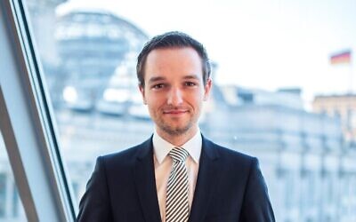 Le parlementaire allemand Benjamin Strasser devant le bâtiment du Reichstag à Berlin, en 2019. (Crédit : Tanja Ruetz)