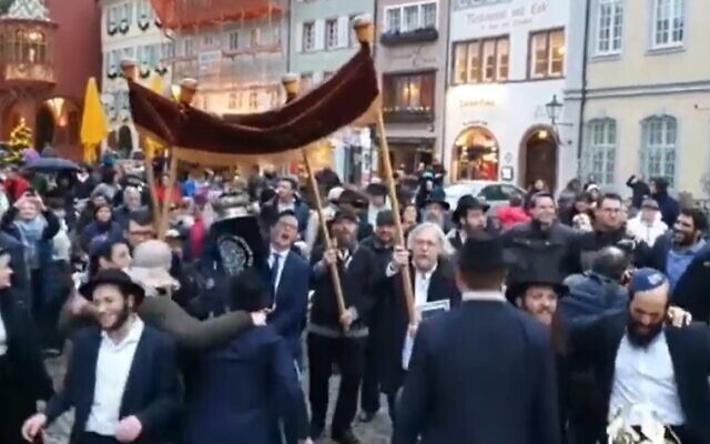 Des centaines de fidèles Juifs ont dansé sur l'ancienne rue Adolf Hitler, dans la ville de Freiburg im Breisgau en Allemagne,, à l'occasion de l'inauguration d'un nouveau sefer Torah au sein de leur communauté, le 15 décembre 2019. (Capture d'écran YouTube)