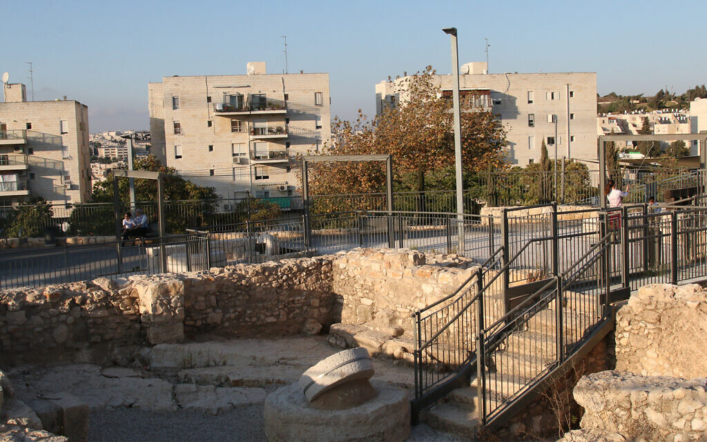 Un ancien pressoir à olives et raisins dans un site archéologique à Pisgat Zeev, Jérusalem. (Crédit : Shmuel Bar-Am)