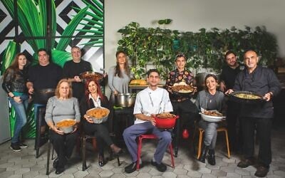 Un éventail de chefs de restaurant et leur spécialité, le tchoulent ou la dafina, des ragoûts de viande cuits longtemps servi traditionnellement le jour du shabbat (Crédit :  Shuk Tzafon).