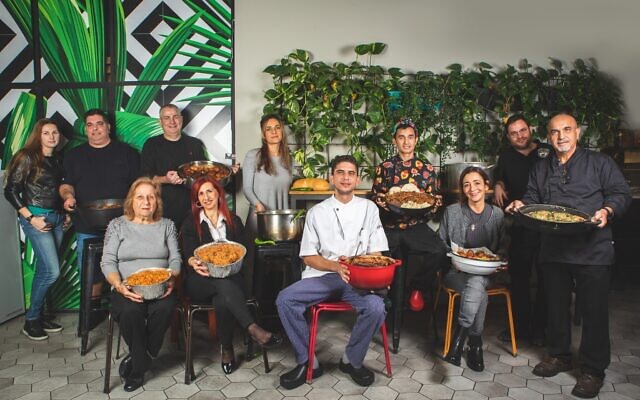 Un éventail de chefs de restaurant et leur spécialité, le tchoulent ou la dafina, des ragoûts de viande cuits longtemps servi traditionnellement le jour du shabbat (Crédit :  Shuk Tzafon).