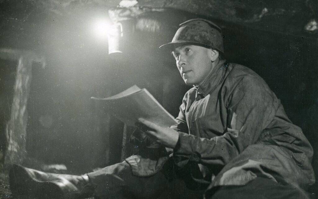 Josef Herman faisant des croquis sous terre. (Llew E. Morgan/ Flowers Gallery)