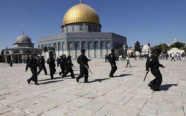 Les forces de sécurité israéliennes passent devant le sanctuaire du Dôme du Rocher, alors qu'elles arrivent au complexe du mont du Temple dans la Vieille Ville de Jérusalem, le 11 août 2019, après que des affrontements aient éclaté pendant les fêtes juives et musulmanes de l'Aïd al-Adha et de Tisha BeAv, qui coïncidaient. (Ahmad Gharabli/AFP) Les forces de sécurité israéliennes passent devant le sanctuaire du Dôme du Rocher, alors qu'elles arrivent au complexe du mont du Temple dans la Vieille Ville de Jérusalem, le 11 août 2019, après que des affrontements aient éclaté pendant les fêtes juives et musulmanes de l'Aïd al-Adha et de Tisha BeAv, qui coïncidaient. (Ahmad Gharabli/AFP)