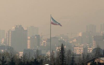 Un nuage de pollution recouvre la capitale iranienne, Téhéran, le 23 décembre 2019. (Crédit : ATTA KENARE / AFP)