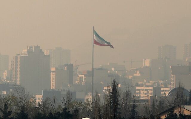 Un nuage de pollution recouvre la capitale iranienne, Téhéran, le 23 décembre 2019. (Crédit : ATTA KENARE / AFP)