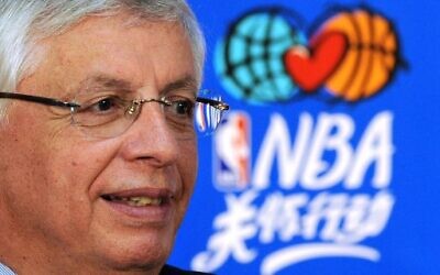David Stern, commissaire de la NBA, le 11 octobre 2009, lors d'une conférence de presse tenue avant un match d'exhibition de pré-saison NBA entre les Denver Nuggets et les Indiana Pacers à la Wukesong Arena de Pékin. (Crédit : Frédéric J. BROWN / AFP)