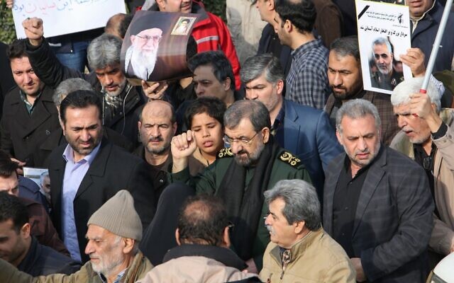 L'ancien chef des Gardiens de la Révolution iranienne Mohsen Rezai participe à une manifestation contre les crimes américains dans la capitale Téhéran le 3 janvier 2020 après l'assassinat de Qassem Soleimani, un haut commandant des Gardiens de la Révolution, dans une frappe américaine sur son convoi à l'aéroport international de Baghdad. (Photo par ATTA KENARE / AFP) L'ancien chef des Gardiens de la Révolution iranienne Mohsen Rezai participe à une manifestation contre les crimes américains dans la capitale Téhéran le 3 janvier 2020 après l'assassinat de Qassem Soleimani, un haut commandant des Gardiens de la Révolution, dans une frappe américaine sur son convoi à l'aéroport international de Baghdad. (Photo par ATTA KENARE / AFP)
