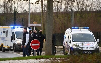 Le 3 janvier 2020, des policiers se trouvent à proximité d'un parc dans la ville de Villejuif, en banlieue parisienne. La police a abattu un homme au couteau qui a tué une personne et en a blessé au moins deux autres. (Crédit : CHRISTOPHE ARCHAMBAULT / AFP) Le 3 janvier 2020, des policiers se trouvent à proximité d'un parc dans la ville de Villejuif, en banlieue parisienne. La police a abattu un homme au couteau qui a tué une personne et en a blessé au moins deux autres. (Crédit : CHRISTOPHE ARCHAMBAULT / AFP)