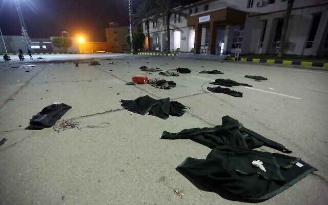 On peut voir les dégâts et les vêtements au sol après une frappe aérienne qui eu lieu plus tôt dans la journée contre une collège militaire dans la région d'Al-Hadaba dans la capitale Tripoli, le 4 janvier 2020. (Photo par Mahmud TURKIA / AFP) On peut voir les dégâts et les vêtements au sol après une frappe aérienne qui eu lieu plus tôt dans la journée contre une collège militaire dans la région d'Al-Hadaba dans la capitale Tripoli, le 4 janvier 2020. (Photo par Mahmud TURKIA / AFP)