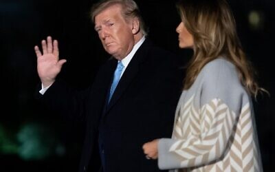Le président américain Donald Trump et la première dame Melania Trump traversent la pelouse sud après leur arrivée à la Maison Blanche à Washington, le 5 janvier 2020, alors qu'ils reviennent d’un voyage à Mar-a-Lago à West Palm Beach, en Floride, pour les vacances. (Crédit : SAUL LOEB / AFP)