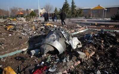 Des équipes de secours travaillent au milieu des débris après qu'un avion ukrainien transportant 176 passagers se soit écrasé près de l'aéroport Imam Khomeini dans la capitale iranienne, Téhéran, tôt le matin du 8 janvier 2020. Le Boeing 737 avait quitté l'aéroport international de Téhéran à destination de Kiev. (Crédit : AFP)