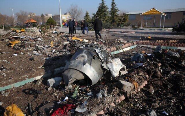 Des équipes de secours travaillent au milieu des débris après qu'un avion ukrainien transportant 176 passagers se soit écrasé près de l'aéroport Imam Khomeini dans la capitale iranienne, Téhéran, tôt le matin du 8 janvier 2020. Le Boeing 737 avait quitté l'aéroport international de Téhéran à destination de Kiev. (Crédit : AFP)