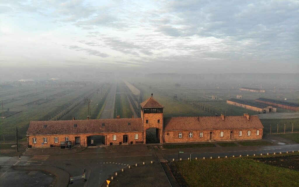 Cette photographie prise le 15 décembre 2019 à Oswiecim, en Pologne, montre une vue aérienne de l'entrée de la voie ferrée de l'ancien camp de la mort nazi allemand Auschwitz II - Birkenau avec sa tour de garde SS. (Pablo GONZALEZ / AFP)