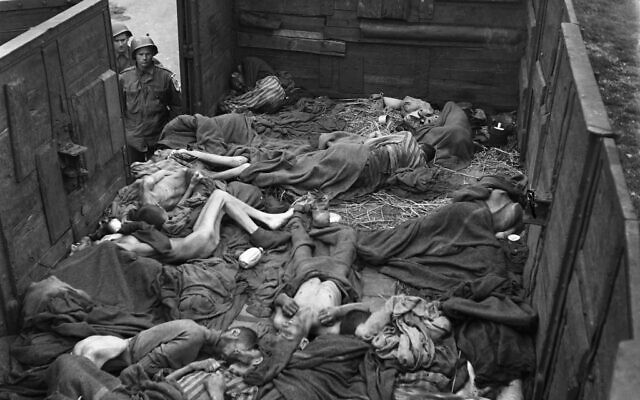 Sur cette photo prise le 1er mai 1945, des soldats américains regardent un tas de corps de prisonniers dans un train près du camp de concentration de Dachau, après que le camp a été libéré par l'armée américaine le 29 avril 1945. (Crédit : Eric Schwab / AFP) Sur cette photo prise le 1er mai 1945, des soldats américains regardent un tas de corps de prisonniers dans un train près du camp de concentration de Dachau, après que le camp a été libéré par l'armée américaine le 29 avril 1945. (Crédit : Eric Schwab / AFP)