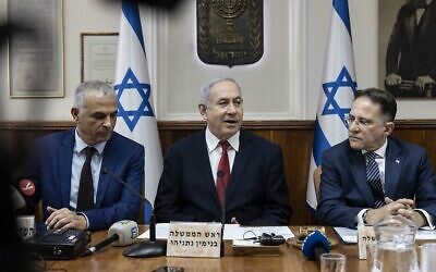 De gauche à droite, le ministre des Finances   Moshe Kahlon, le Premier ministre Benjamin Netanyahu et le secrétaire de cabinet Tzahi Braverman lors de la réunion hebdomadaire de cabinet au bureau du Premier ministre de Jérusalem, le 12 janvier 2020 (Crédit : Tsafrir Abayov / POOL / AFP)