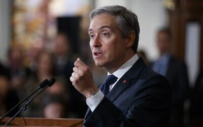 Le ministère canadien des Affaires étrangères, Francois-Philippe Champagne, délivre une conférence de presse après une réunion autour de l'avion ukrainien abattu en Iran, à Londres, le 16 janvier 2020. (Crédit : Tolga AKMEN / AFP)