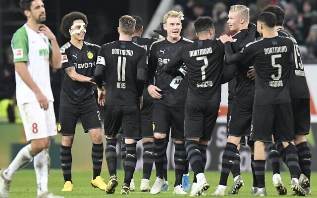 Des joueurs du Borussia Dortmund à Augsburg, le 18 janvier 2020. (Crédit : HOMAS KIENZLE / AFP) Des joueurs du Borussia Dortmund à Augsburg, le 18 janvier 2020. (Crédit : HOMAS KIENZLE / AFP)