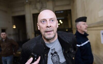 L’essayiste français d'extrême droite Alain Soral s'adresse aux journalistes à son arrivée au palais de justice de Paris, le 12 mars 2015. (Crédit : LOIC VENANCE / AFP)