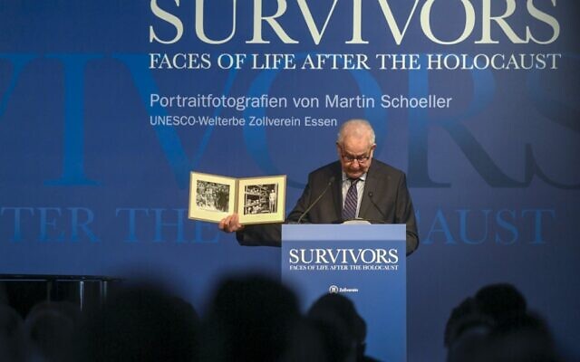 Naftali Fuerst, survivant de l'Holocauste, à l'ouverture de l'exposition "Survivors - Faces of Life after the Holocaust" du photographe allemand Martin Schoeller sur les survivants de l'Holocauste, au Musée de la Ruhr à Essen, en Allemagne, le 21 janvier 2020. (Crédit : INA FASSBENDER / AFP )