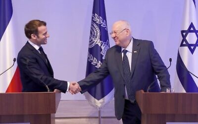 Le président israélien Reuven Rivlin accueille le président français Emmanuel Macron à sa résidence officielle à Jérusalem, le 22 janvier 2020. (Crédit : ATEF SAFADI / EPA / AFP)