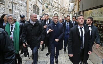Le président français Emmanuel Macron (C) visite la Vieille Ville de Jérusalem, le 22 janvier 2020. (Crédit : Ludovic Marin / AFP)