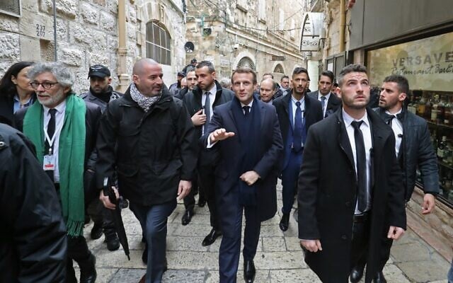 Le président français Emmanuel Macron (C) visite la Vieille Ville de Jérusalem, le 22 janvier 2020. (Crédit : Ludovic Marin / AFP) Le président français Emmanuel Macron (C) visite la Vieille Ville de Jérusalem, le 22 janvier 2020. (Crédit : Ludovic Marin / AFP)