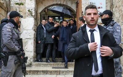 Le président français Emmanuel Macron (C) visite la Vieille Ville de Jérusalem, le 22 janvier 2020. (Crédit : Ludovic Marin / AFP) Le président français Emmanuel Macron (C) visite la Vieille Ville de Jérusalem, le 22 janvier 2020. (Crédit : Ludovic Marin / AFP)