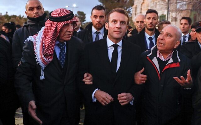 Emmanuel Macron arrive au mont du Temple, le 22 janvier 2020. (Crédit : Ahmad GHARABLI / AFP)