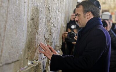 Emmanuel Macron au mur Occidental, le 22 janvier 2020. (Crédit : Ahmad GHARABLI / AFP)