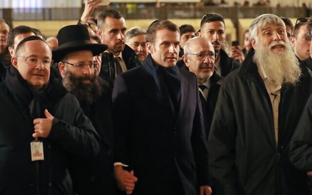 Rabbi Shmuel Rabinovitch (g), Mordechai Elias (d) accompagnent Emmanuel Macron durant sa visite au mur Occidental, le 22 janvier 2020. (Crédit : Ludovic MARIN / AFP)