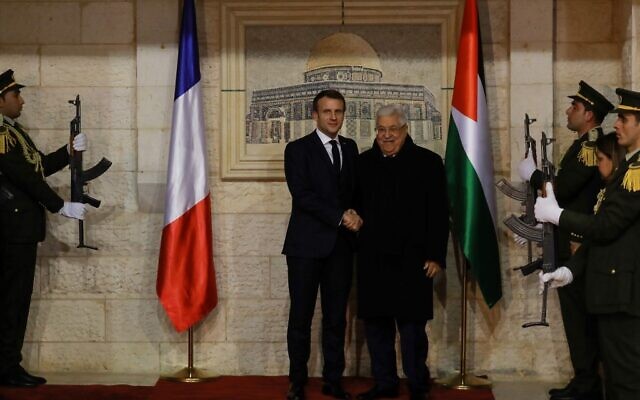 Le président français Emmanuel Macron (g), serre la main du président de l'Autorité palestinienne Mahmoud Abbas à son siège à Ramallah, en Cisjordanie, le 22 janvier 2020. (Crédit : Ludovic MARIN / AFP) Le président français Emmanuel Macron (g), serre la main du président de l'Autorité palestinienne Mahmoud Abbas à son siège à Ramallah, en Cisjordanie, le 22 janvier 2020. (Crédit : Ludovic MARIN / AFP)