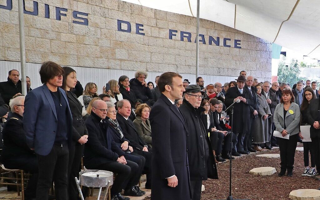 Le président français Emmanuel Macron et les chasseurs de nazis Serge et Beate Klarsfel observent une minute de silence au mémorial de la forêt de Roglit de Jérusalem, le 23 janvier 2020. (Crédit : Ludovic Marin / AFP)