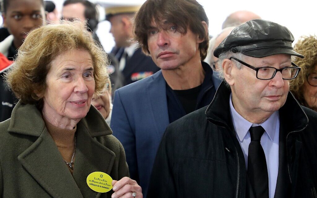 Les chasseurs de nazis Serge et Beate Klarsfeld avec leur fils Arno à un évènement au mémorial de la forêt de Roglit de Jérusalem, le 23 janvier 2020. (Crédit : Ludovic Marin / AFP)