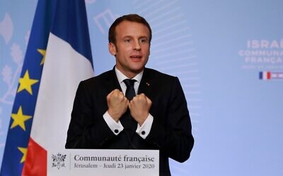 Le président français Emmanuel Macron s'adresse à la communauté française à Jérusalem, le 23 janvier 2020. (Crédit : Ludovic Marin / AFP)